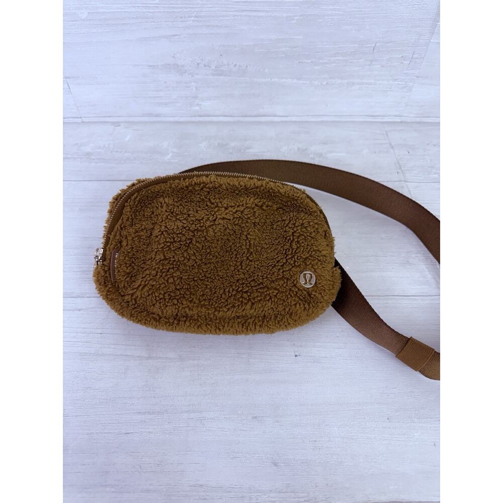 Lululemon Everywhere‎ Belt Bag Fleece Sherpa Burnt Caramel 1L Travel Outdoor